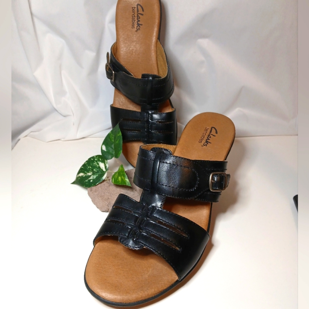 CLARK'S NWOT Bendables Black Leather Slip on Mule Heeled Sandals Side Buckle